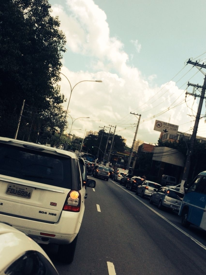 12.mar.2016 - Trânsito intenso na avenida Interlagos por volta de 14h, nas proximidades do autódromo de Interlagos, onde ocorre o Lollapalooza Brasil 2016 - Tiago Dias/UOL