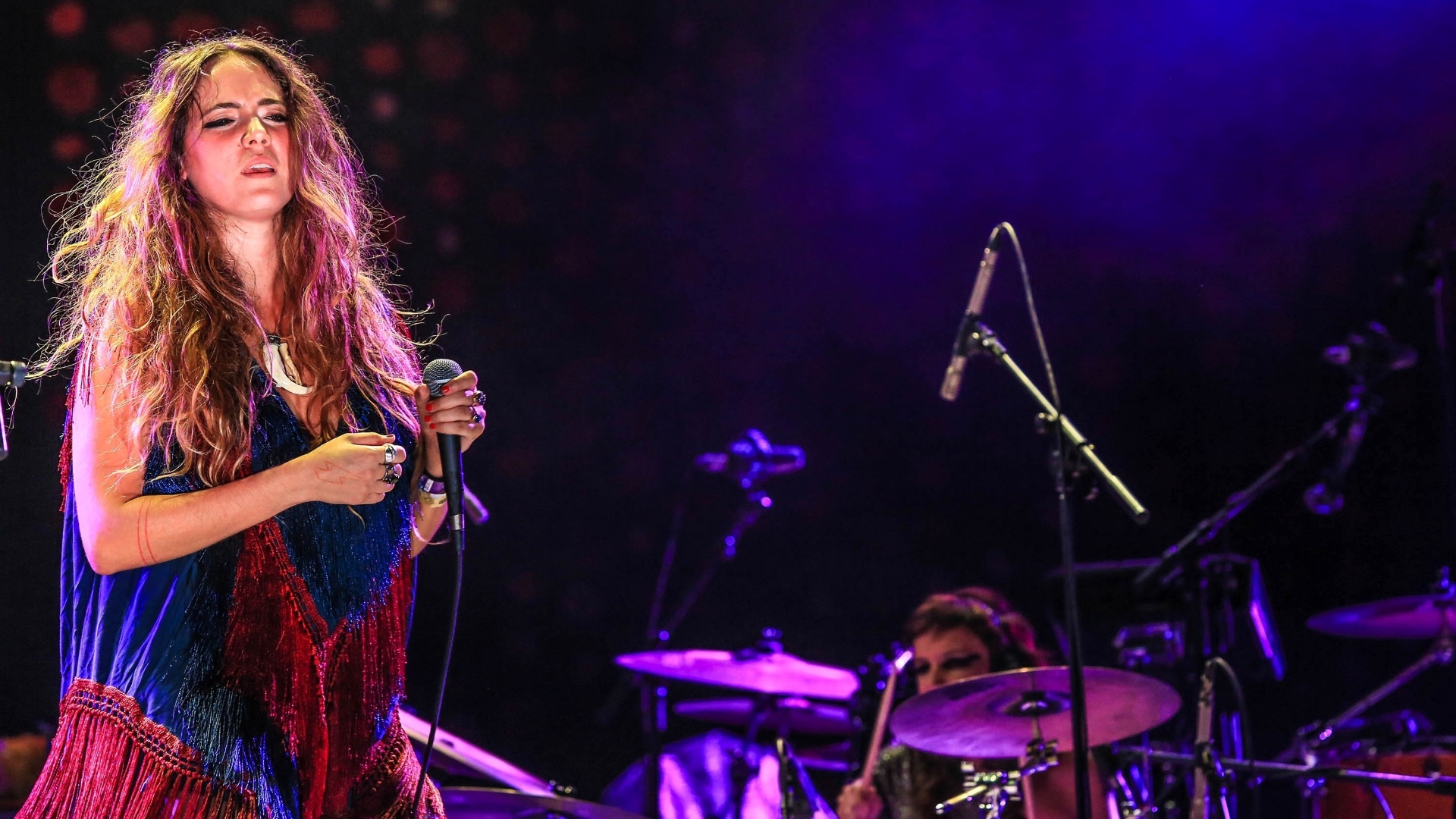 10.abr.2016 - A paulistana Tiê abre o show da banda Coldplay no Maracanã, no Rio de Janeiro - Marco Antonio Teixeira/ UOL