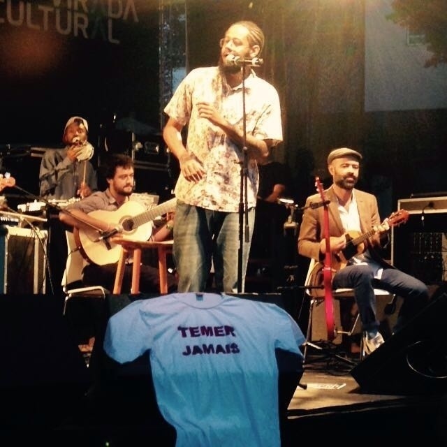 22.mai.2016 - O rapper Emicida se apresenta em Parelheiros, zona sul de São Paulo, durante a Virada Cultural - Jotabê Medeiros/UOL