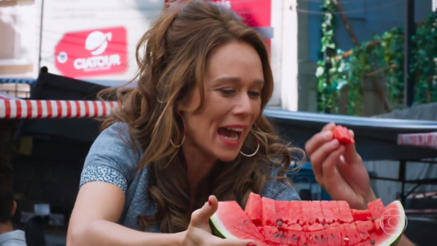 Tancinha (Mariana Ximenes) distribui melancias na feira na estreia de "Haja Coração" - Reprodução/TV Globo