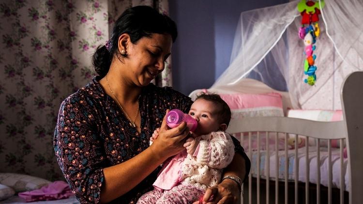 Fabieli Domiciano, 37, cuida da neta Lorenna, quatro meses, enquanto a filha Gabriela, 17, está no trabalho - Fernando Moraes/UOL - Fernando Moraes/UOL