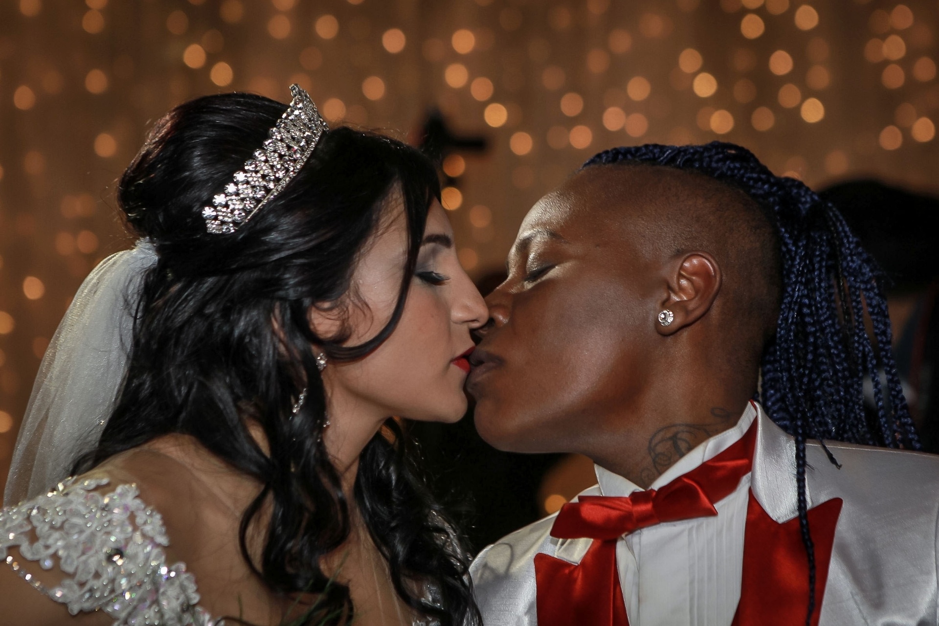 13.jun.2016 - Thalyta e Pepê se beijam após oficializarem o casamento em festa para convidados famosos em São Paulo - Raphael Castello/AgNews