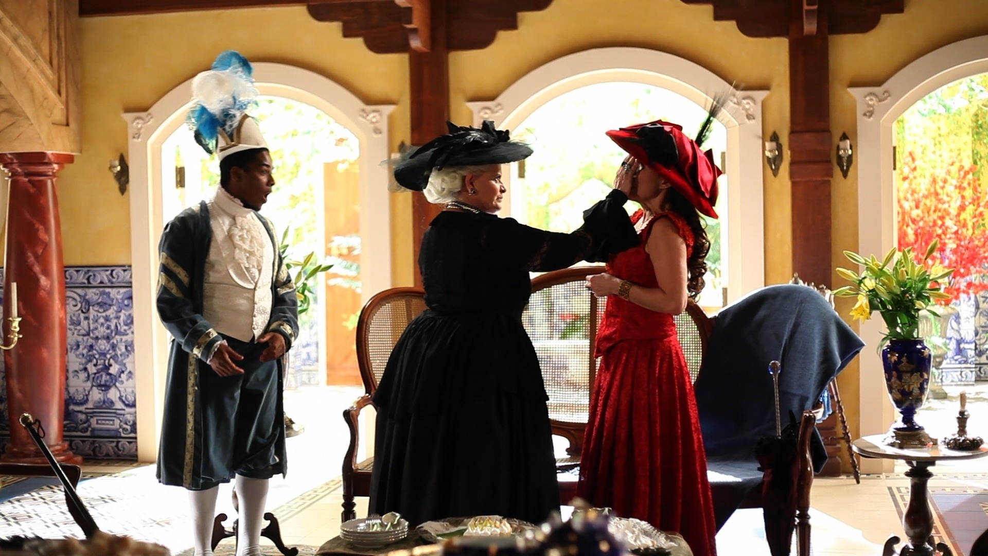 Em "Escrava Mãe", Rosalinda (Luiza Tomé) está no solar da condessa Catarina (Adriana Lessa) e faz aulas para receber a princesa Carlota Joaquina - Edu Moraes/Divulgação/TV Record