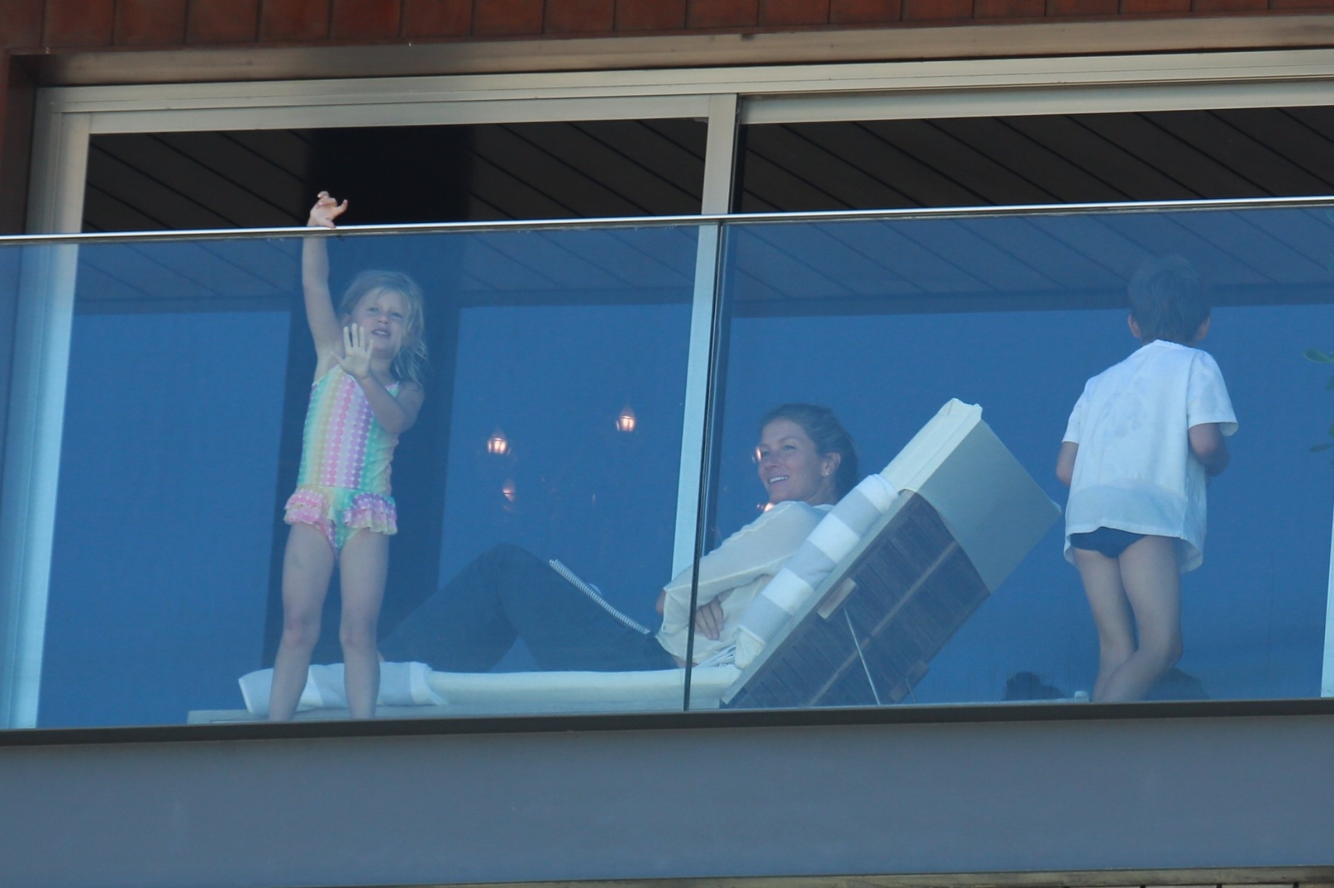 01..ago.2016 - Gisele Bündchen é clicada na sacada do hotel Fasano, no Rio, e parece conversar com alguém no celular. Mais cedo ela desembarcou em São Paulo acompanhada da filhos - Dilson Silva/AgNews