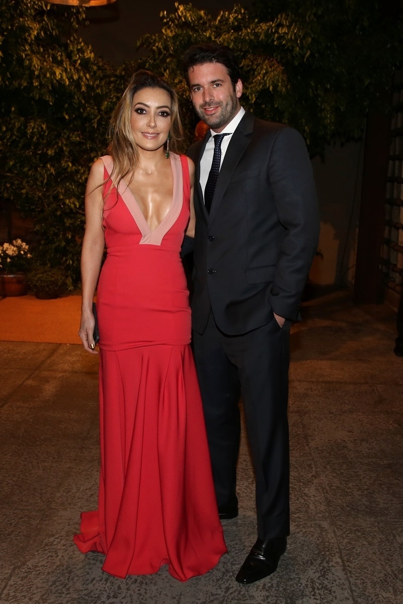 21.nov.2016 - Tainá Galvão, filha de Fábio Jr., posa com o namorado, Flavio Portella, na cerimônia do sétimo casamento do pai em São Paulo - Manuela Scarpa/Brazil News