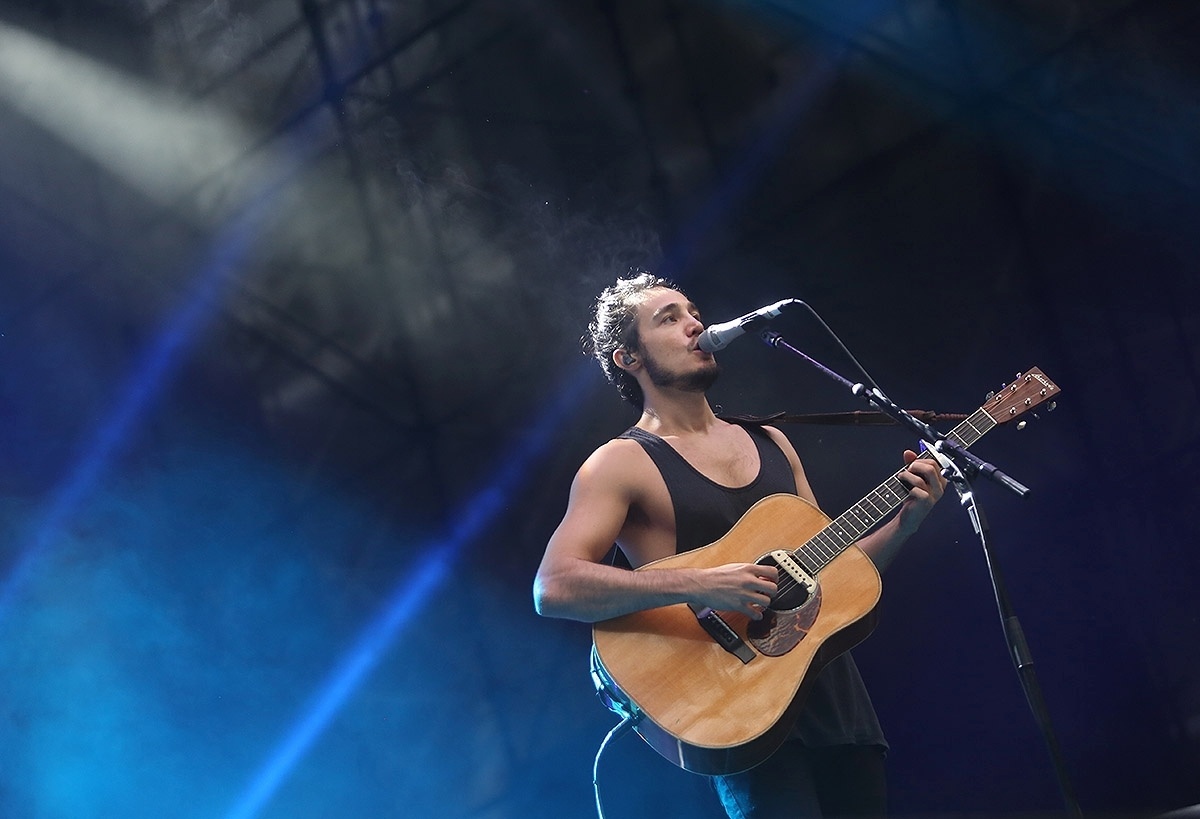 10.dez.2016 - De regata, Tiago Iorc toca violão e se apresenta no Z Festival, no estádio Allianz, em São Paulo - Iwi Onodera/Brazil News