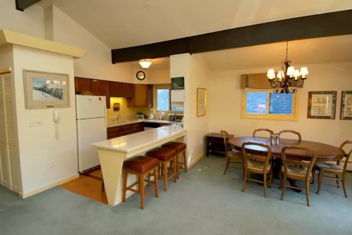 Cozinha e sala de jantar da casa em que Ivete Sangalo está hospedada em Aspen - Reprodução