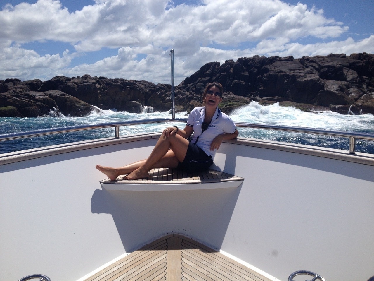 Para a brasileira Sabrina Nogueira, uma das vantagens de trabalhar a bordo de um iate é poder desfrutar de momentos únicos. "Esta imagem foi tirada por um dos donos do barco em que trabalho. Estava dando alguns comandos para o capitão, vendo quão perto estávamos das pedras, quando um dos donos achou que seria um ótimo fundo para uma foto e pediu para eu posar. - Arquivo pessoal