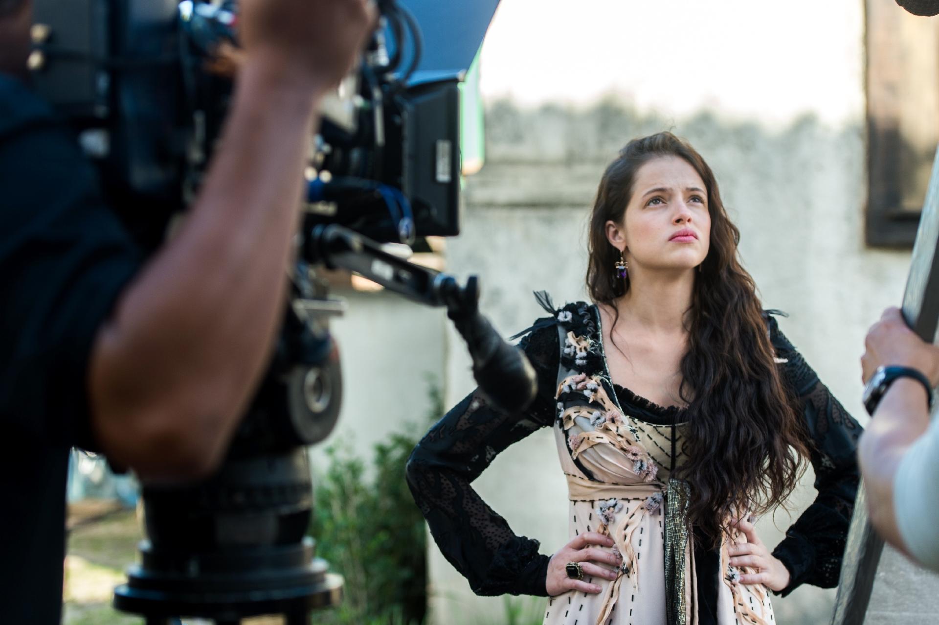 Domitila (Agatha Moreira) se assusta com uma pedra que atravessa a vidraça e descobre que sua casa foi pichada em "Novo Mundo" - Raquel Cunha/TV Globo