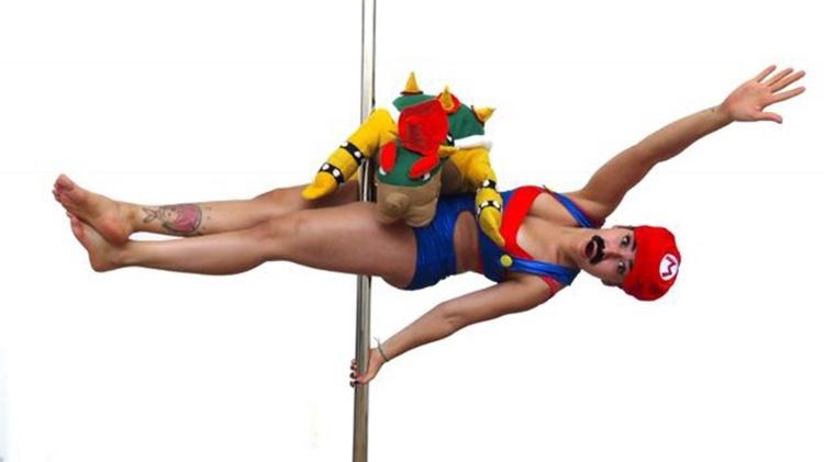 Ex-BBB Jaque Leal mostra elasticidade no pole dance - Divulgação - Divulgação