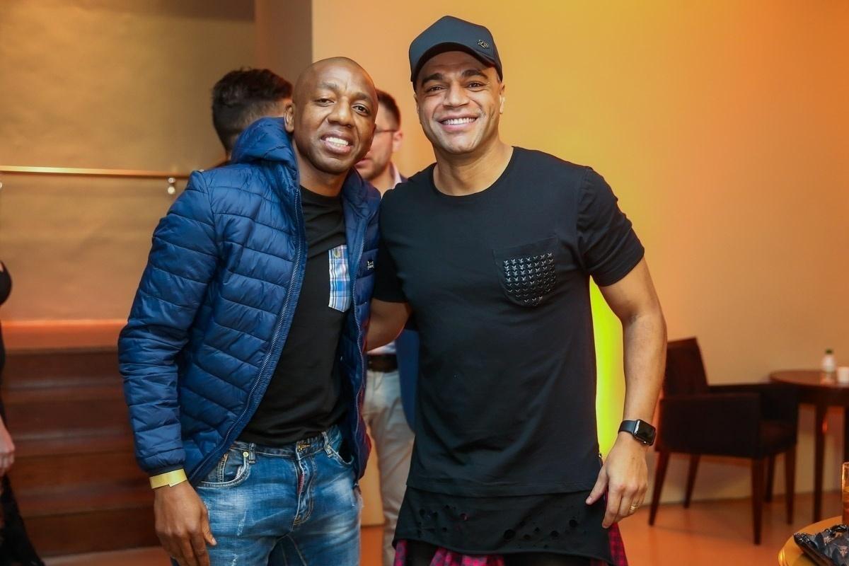 Denilson posa com o amigo, o ex-jogador de futebol e ex-A Fazenda Amaral - Manuela Scarpa/Brazil News