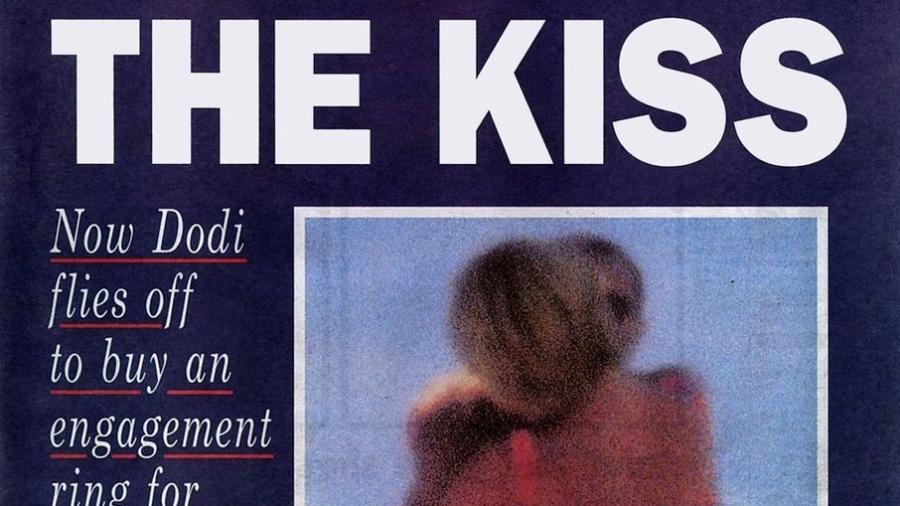 Capa do tabloide "Sunday Mirror" de 10 de agosto de 1997, com a primeira foto do beijo entre a princesa Diana e Dodi Al Fayed