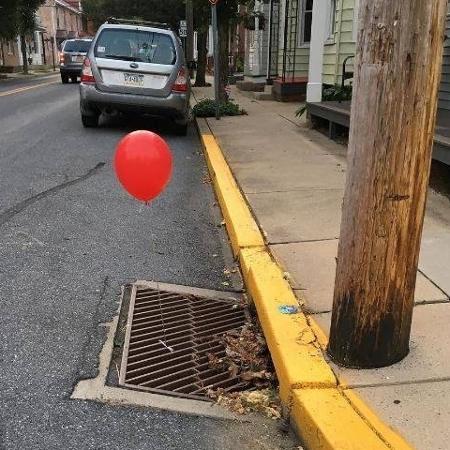 Cidade no interior dos Estados Unidos acordou com diversões balões vermelhos amarrados nos bueiros - Reprodução
