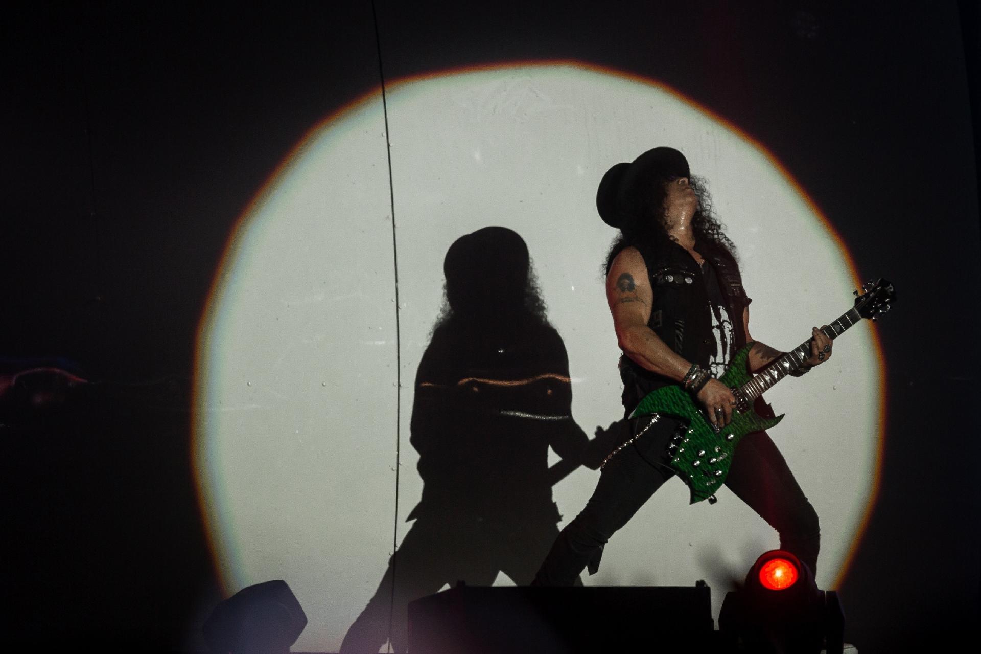 Slash leva o público ao delírio com um dos seus solos no show - Bruna Prado/UOL