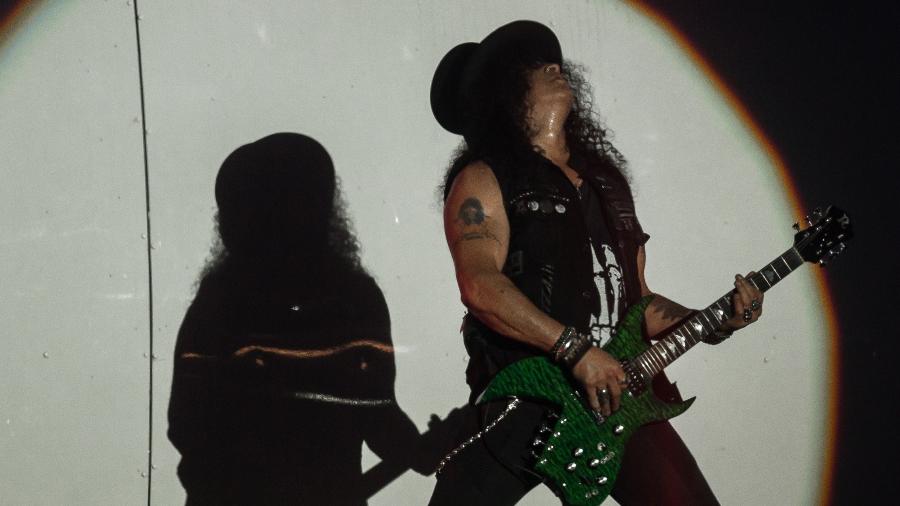 Slash leva o público ao delírio com um dos seus solos em show com o Guns N" Roses no Brasil - Bruna Prado/UOL
