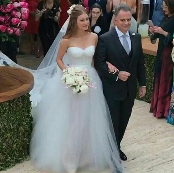 Marina Ruy Barbosa entrou na capela acompanhada do pai Paulo. O vestido da atriz é um modelo exclusivo Dolce&Gabbana - Reprodução/Instagram