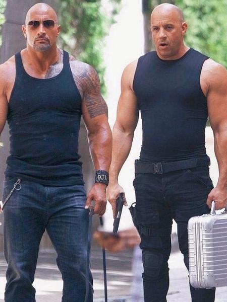 Dwayne Johnson e Vin Diesel em "Velozes e Furiosos 8", franquia sempre em destaque na grade da Record TV  - Reprodução
