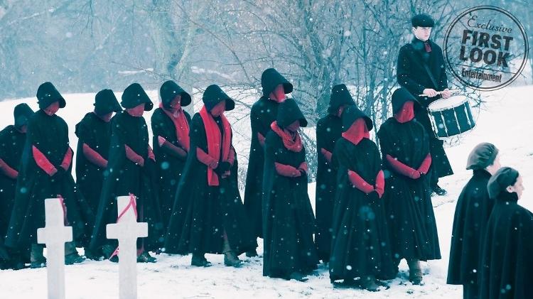 Aias cobrem os rostos para velório de colega em cena da segunda temporada de "The Handmaid's Tale" - Reprodução/Entertainment Weekly - Reprodução/Entertainment Weekly