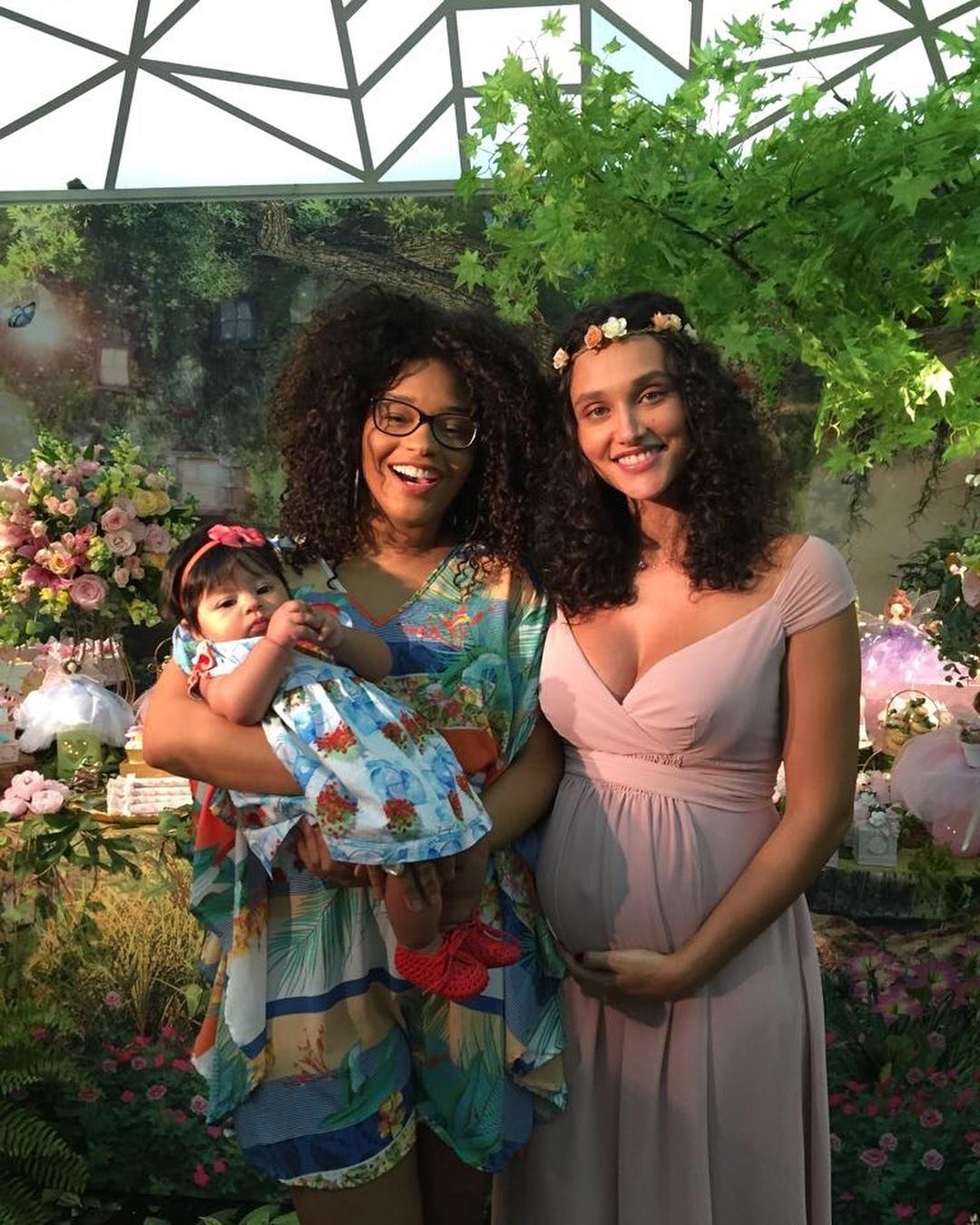 Juliana Alves ao lado da futura mamãe, Debora Nascimento - Reprodução/Instagram