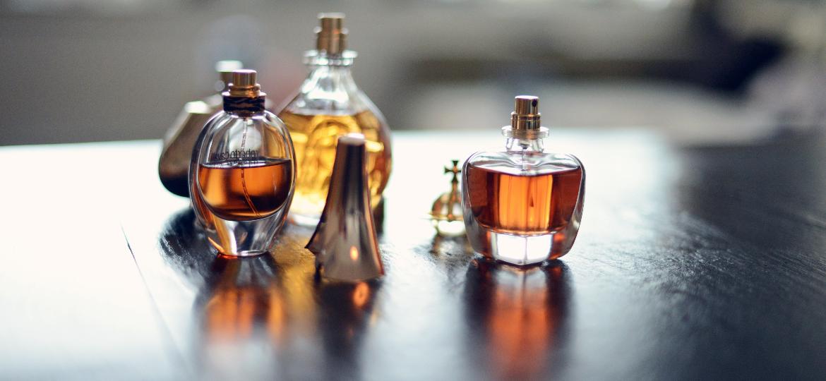 O ideal é passar o perfume nos locais onde há boa circulação sanguínea, como nos pulsos, na nuca e no pescoço - Getty Images