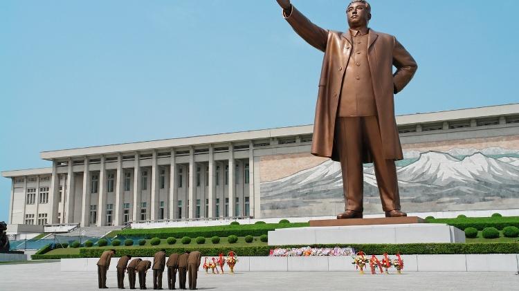 Em Pyongyang, soldados reverenciam estátua gigantesca de Kim Il-sung