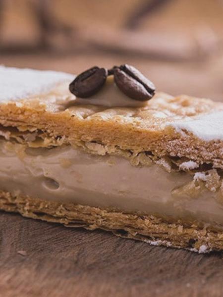 Ganhador de prêmios, o mil-folhas é o carro-chefe da confeitaria e a diversidade de sabores rende festivais ao longo do ano. Na foto, o doce tem recheio de caramelo de café - Divulgação - Divulgação