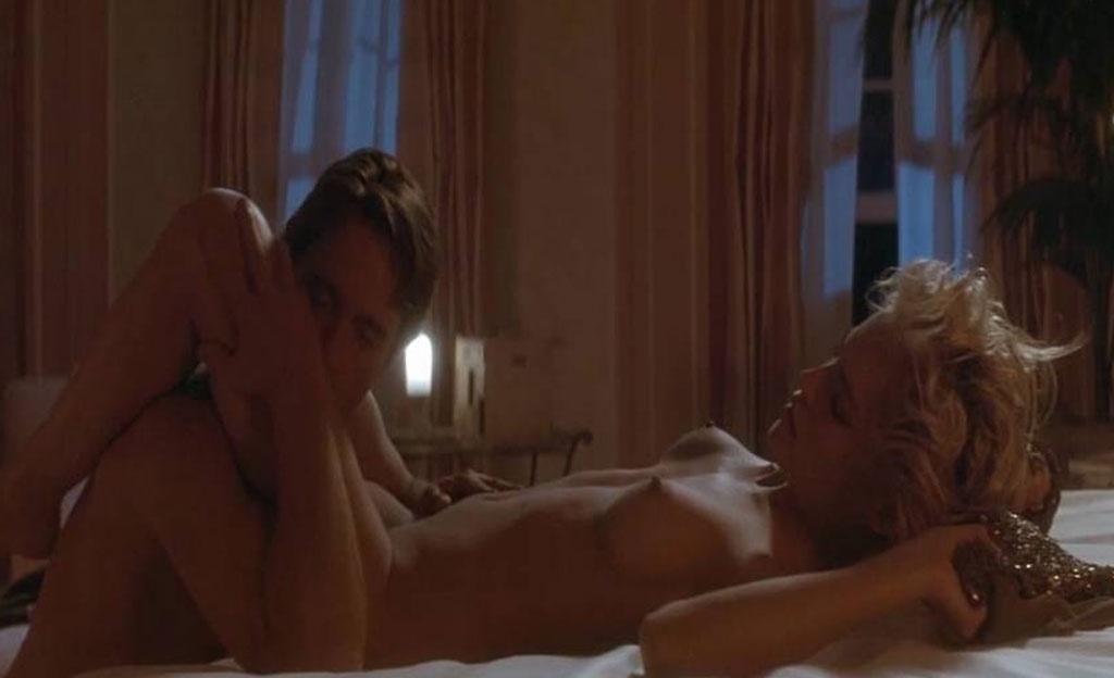 Michael Douglas e Sharon Stone em cena de "Instinto Selvagem" (1992) - Reprodução