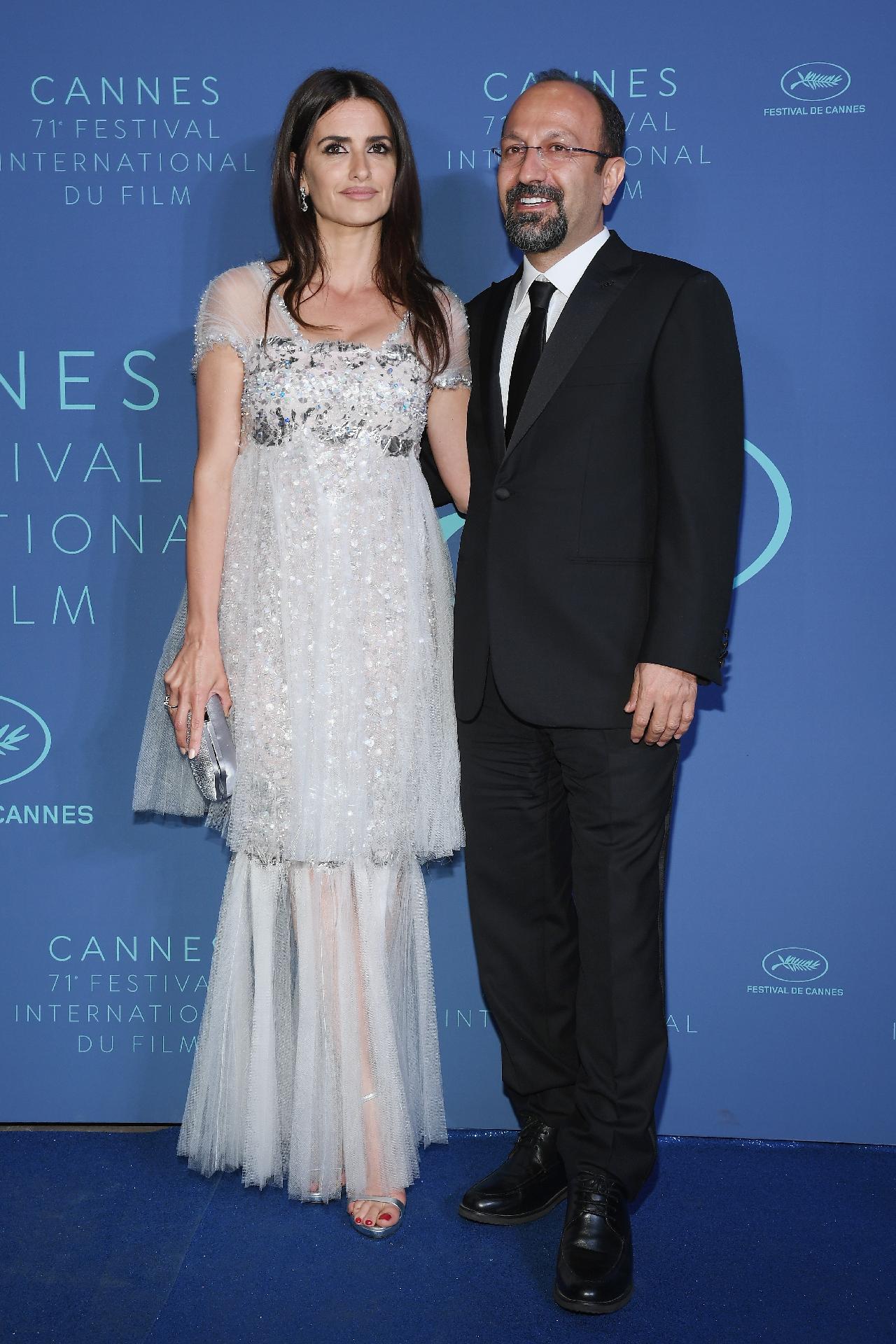 Estrela de "Todos lo Saben", atriz Penélope Cruz posa ao lado do diretor do filme, o iraniano Asghar Farhadi, em jantar de gala no Festival de Cannes - Pascal Le Segretain/Getty Images
