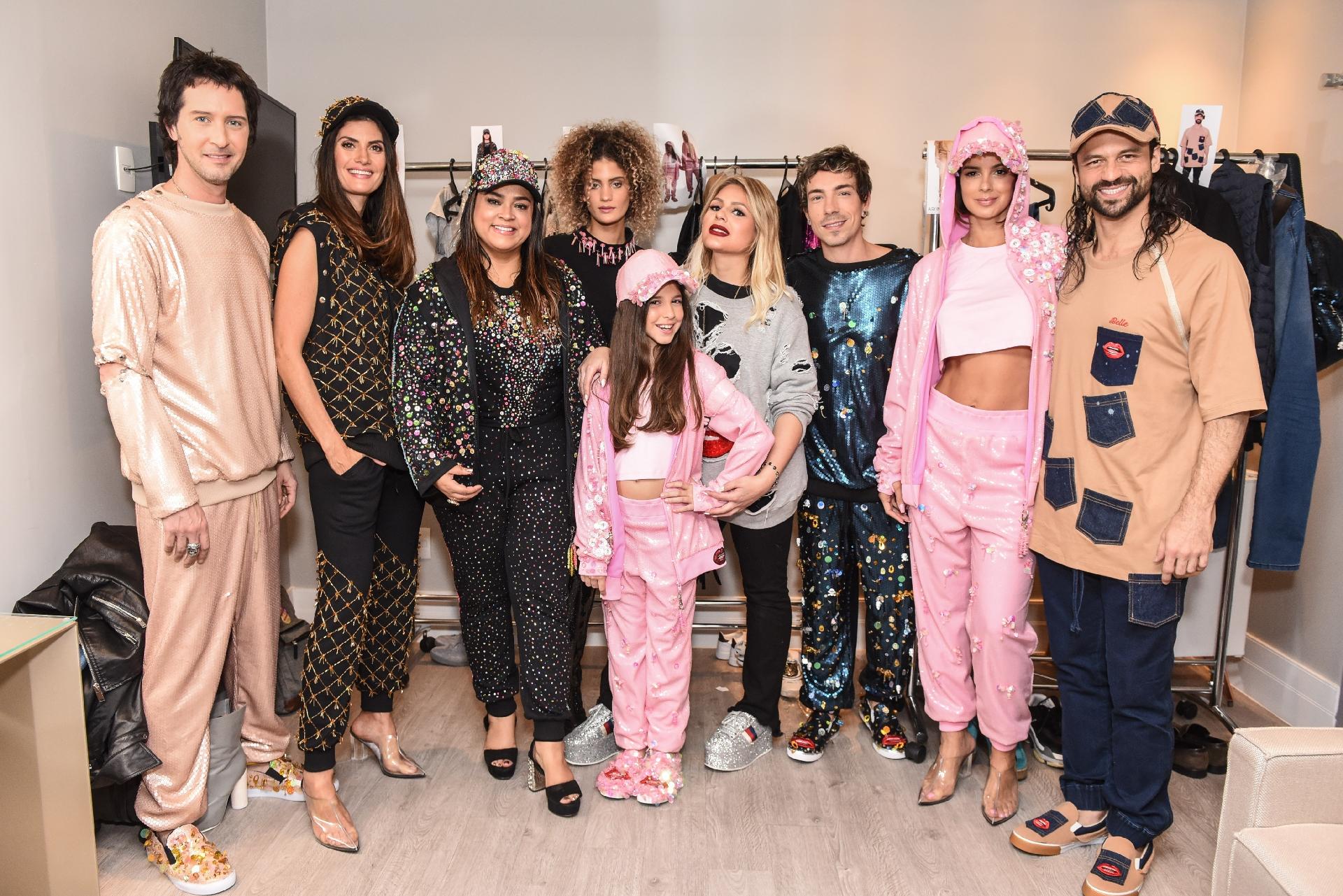 Andressa Salomone posa com artistas convidados para o seu desfile. Todos com roupas da estilista - Divulgação