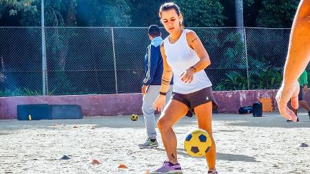 Treino inspirado nas atletas do futebol para queimar 800 calorias