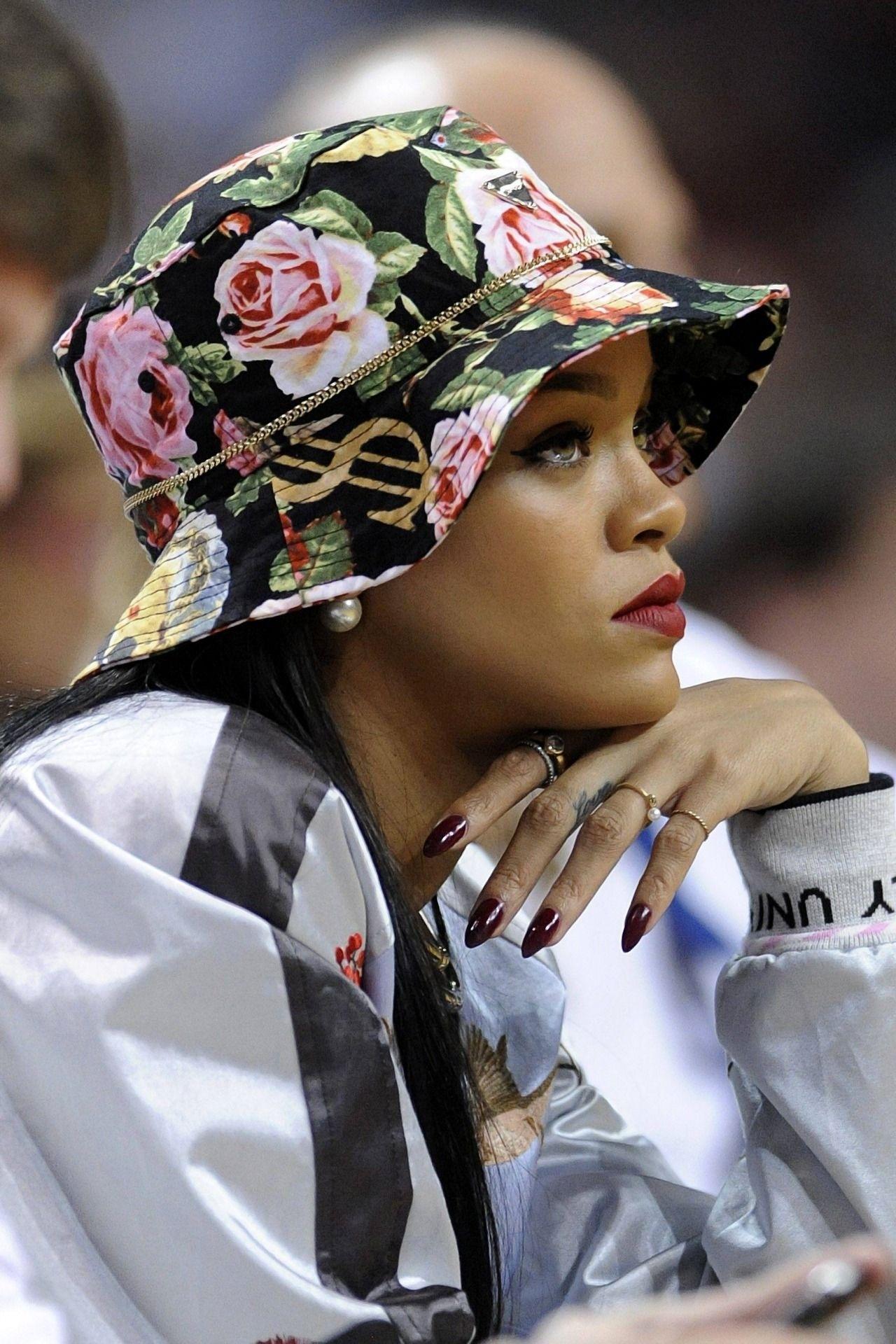 Bucket hat: tendência queridinha de Rihanna promete fazer cabeça de famosas - Getty Images