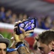 5.mar.2019 - (Da esq. para a dir.) O jogador de futebol Neymar, a cantora Anitta, o surfista Gabriel Medina e o também jogador de futebol Nene fazem selfie na Sapucaí, durante o desfile das escolas de samba do Rio de Janeiro - Sergio Moraes/Reuters