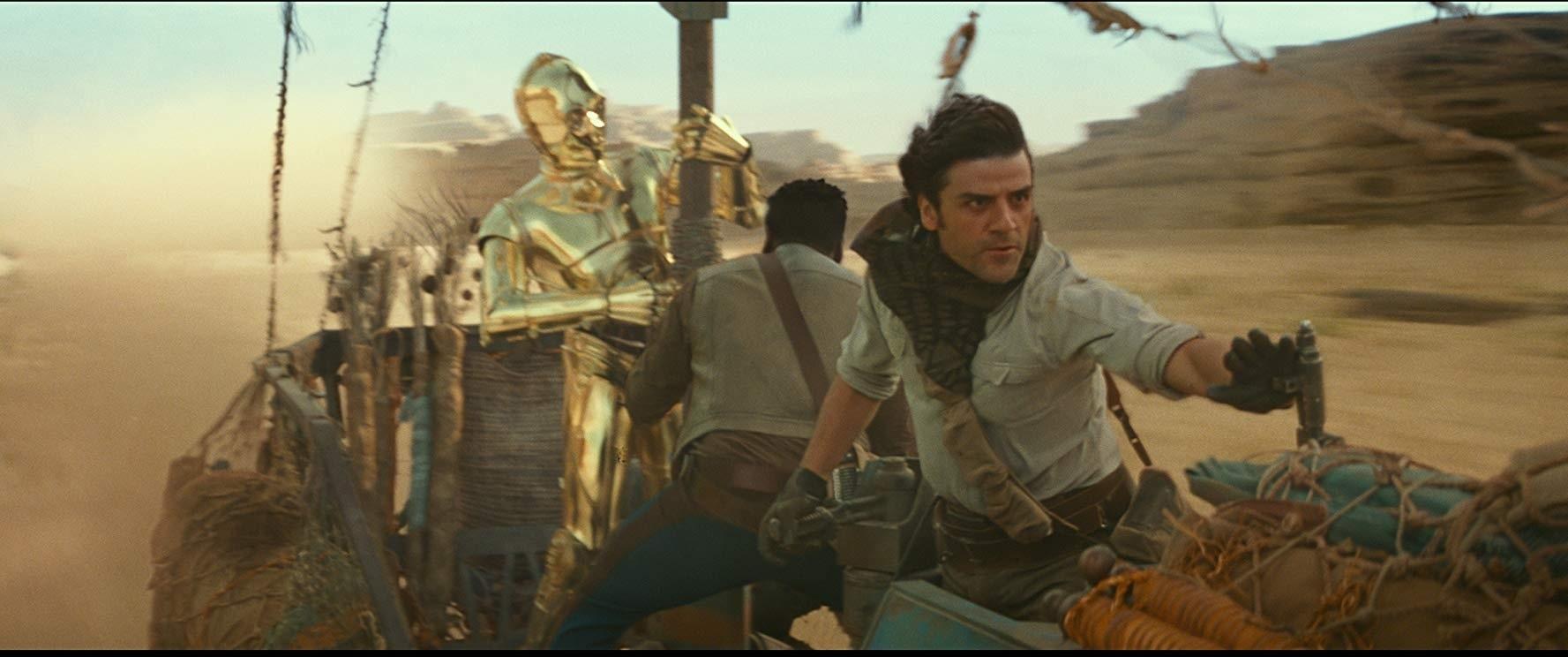 C3PO (Anthony Daniels), Finn (John Boyega) e Poe (Oscar Isaac) em cena de muita ação em "Star Wars IX: The Rise of Skywalker" - Divulgação