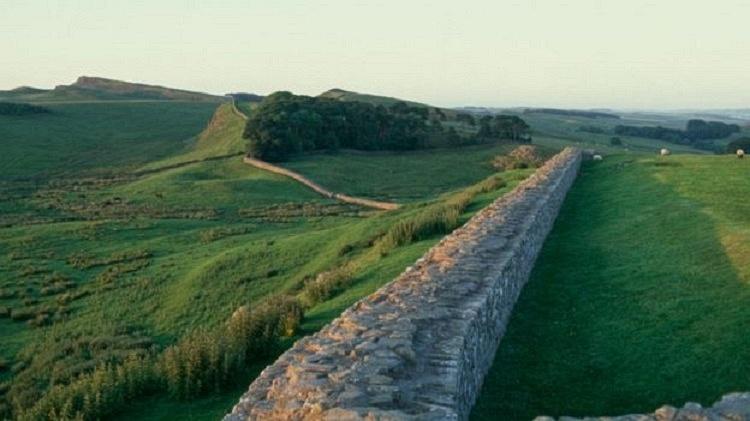 O muro de Adriano foi construído no século 2 para proteger a Britânia romana das tribos do norte da Grã-Bretanha - Getty Images - Getty Images