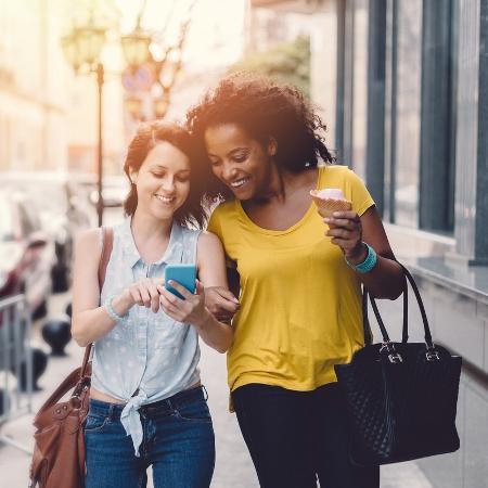 Dar um passeio com uma amiga pode prevenir doenças e melhorar sua saúde mental - Getty Images