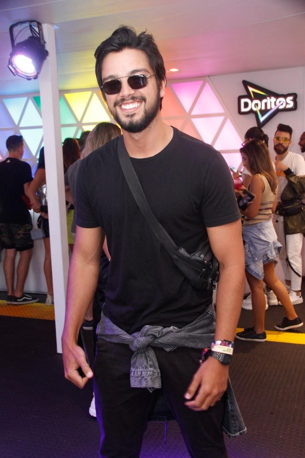 O ator Rodrigo Simas curte o sexto dia do Rock in Rio - Marcos Ferreira/BrazilNews