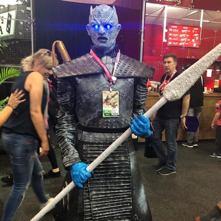 Cosplayer Thialles Carlos Antônio com a fantasia de Rei da Noite na CCXP - Felipe Pinheiro/UOL - Felipe Pinheiro/UOL