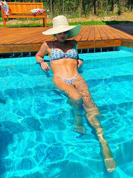 Flávia Alessandra de biquíni na piscina - Reprodução/ Instagram