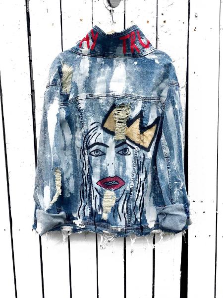 Desenho feito na parte das costas de jaqueta jeans - Reprodução