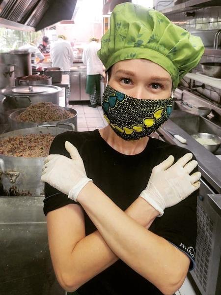 Mariana Ximenes em projeto beneficente para distribuir marmitas para a população carente - Reprodução/Instagram