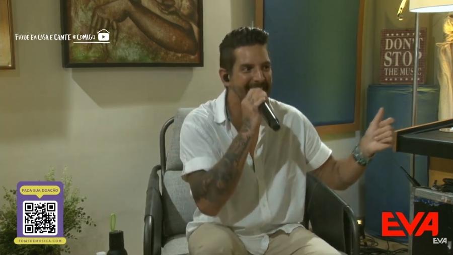 Felipe Pezzoni durante a live da Banda Eva em estúdio de Salvador - Reprodução/Youtube