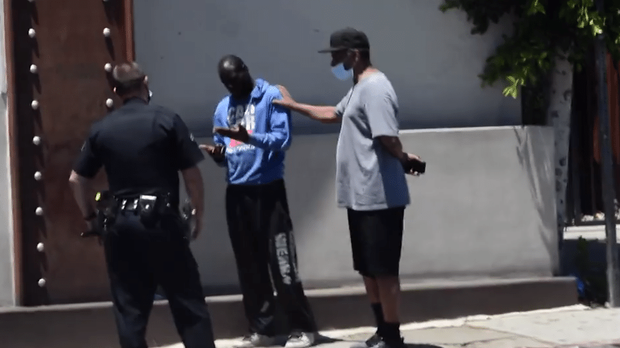 Denzel Washington (à dir., de máscara) tenta ajudar morador de rua em Los Angeles - Reprodução/TMZ