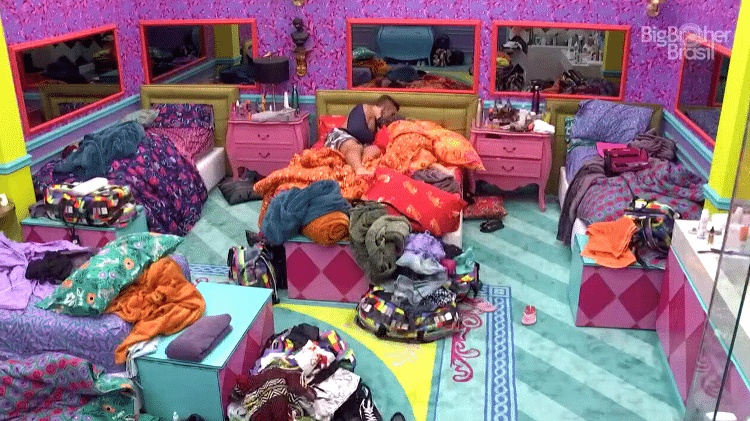 BBB 21: Arthur e Carla no quarto colorido - Reprodução/Globoplay - Reprodução/Globoplay