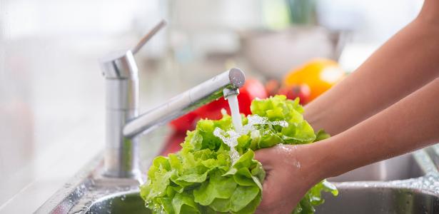 Não adianta usar vinagre: saiba como higienizar vegetais e prevenir doenças