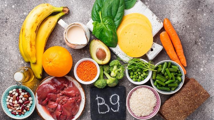 O folato é a forma ativa da vitamina B9, presente em alimentos naturais, e o ácido fólico é a forma sintética