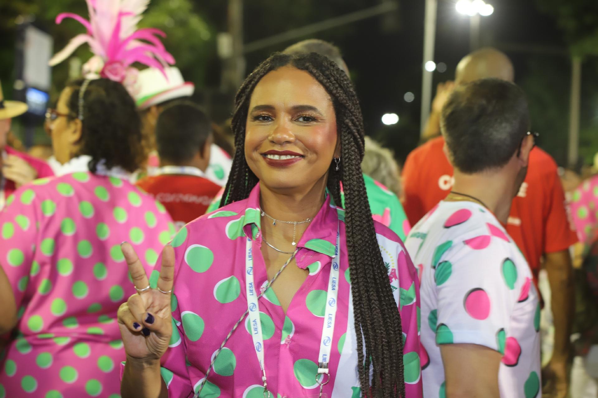 22.abri.2022 - Cantora Tereza Cristina na concentração da Mangueira na Marquês de Sapucaí - Zô Guimarães/UOL