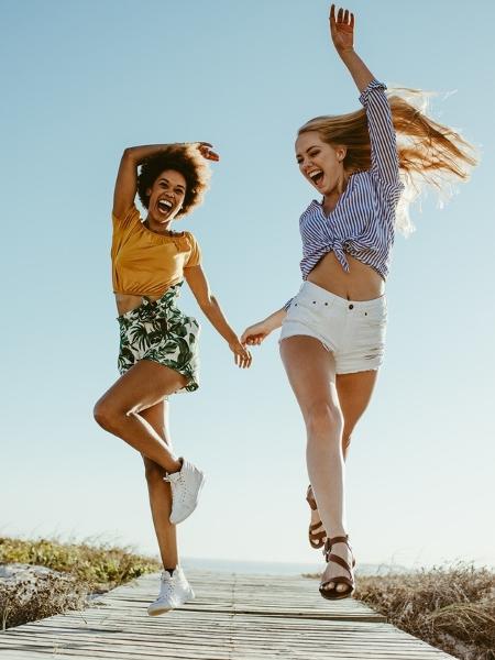 Mulheres melhores amigas felizes - Getty Images/iStockphoto
