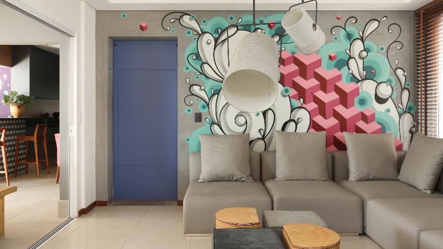 Neste projeto de Camila Gazola, a arte foi instalada em uma parede da sala de estar - Mariana Orsi
