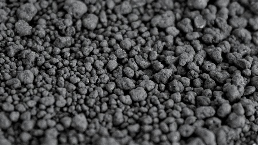 Fertilizante granulado com biocarvão e ureia  - Aline Peregrina Puga