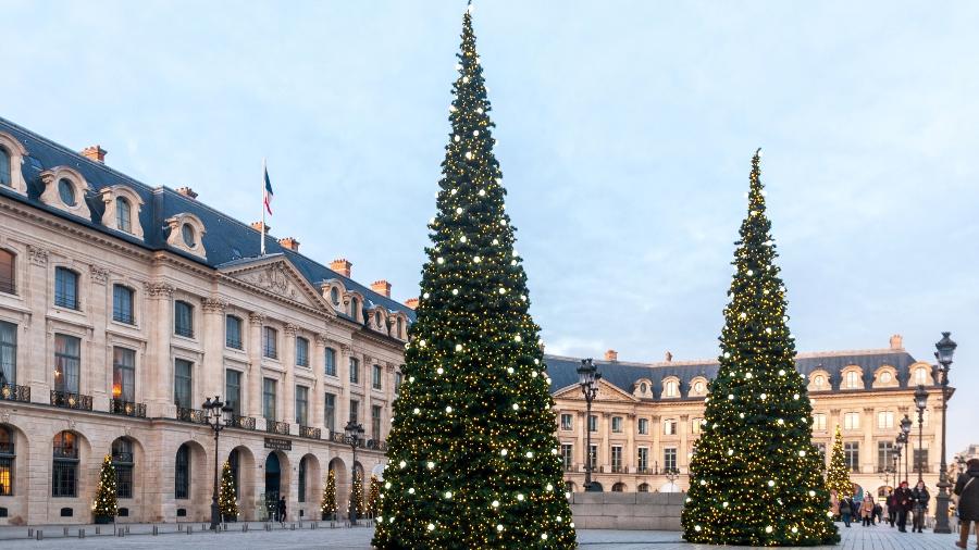 Place Vendôme, em Paris, decorada para o Natal